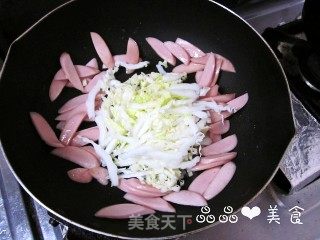 营养均衡的快手早餐——白菜香肠炒面的做法步骤：3