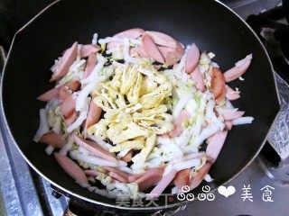营养均衡的快手早餐——白菜香肠炒面的做法步骤：4