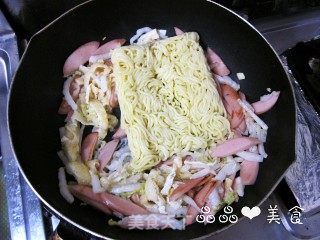 营养均衡的快手早餐——白菜香肠炒面的做法步骤：5
