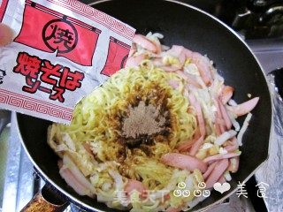 营养均衡的快手早餐——白菜香肠炒面的做法步骤：6