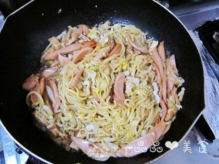 营养均衡的快手早餐——白菜香肠炒面的做法步骤：7