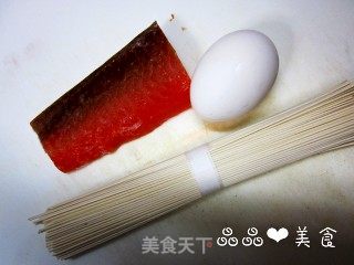 快手营养早餐面——三文鱼蛋花面的做法步骤：1