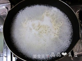 快手营养早餐面——三文鱼蛋花面的做法步骤：3