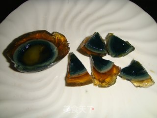 拔丝皮蛋的做法步骤：1