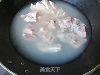 青豆炖龙骨的做法步骤：4