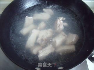 最简单方便的制作也能让饭菜扫光光—红烧排骨饭的做法步骤：1