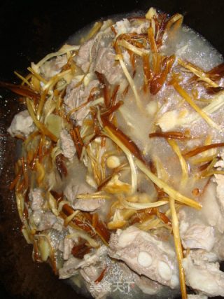 金针菇排骨汤的做法步骤：5