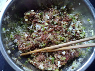 牛肉大葱水饺的做法步骤：2