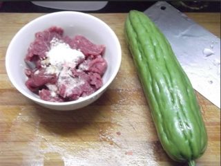 苦瓜炒牛肉的做法步骤：1