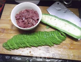 苦瓜炒牛肉的做法步骤：2