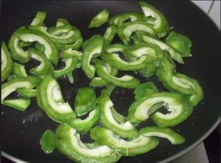 苦瓜炒牛肉的做法步骤：5