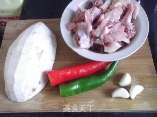芋头焖鸡的做法步骤：1