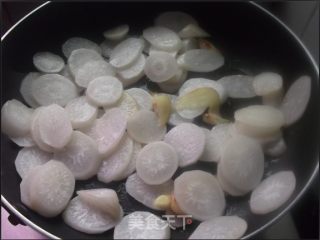 鱼腐煮萝卜的做法步骤：5