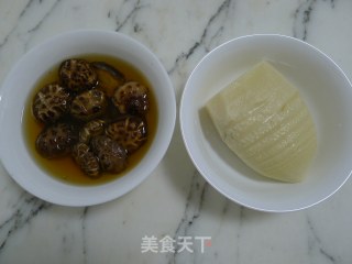 香菇炒冬笋的做法步骤：1