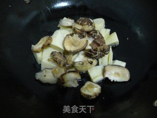 香菇炒冬笋的做法步骤：5