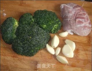 西兰花炒肉丝的做法步骤：1