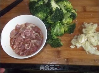 西兰花炒肉丝的做法步骤：3