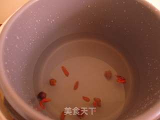 去燥暖胃的糖水—桂圆银耳莲子汤的做法步骤：2