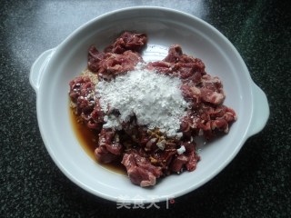 【爆炒牛肉】掌握油温是关键的做法步骤：1