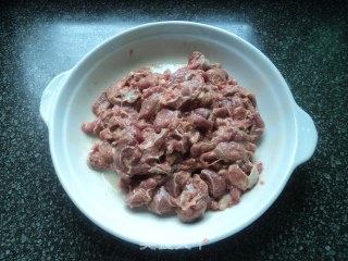 【爆炒牛肉】掌握油温是关键的做法步骤：2