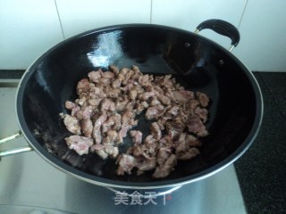 【爆炒牛肉】掌握油温是关键的做法步骤：6