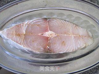 姜葱煎焗马鲛鱼（spanish mackeral）的做法步骤：1