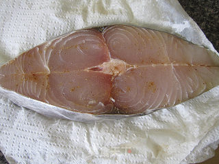 姜葱煎焗马鲛鱼（spanish mackeral）的做法步骤：2
