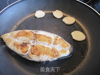 姜葱煎焗马鲛鱼（spanish mackeral）的做法步骤：5