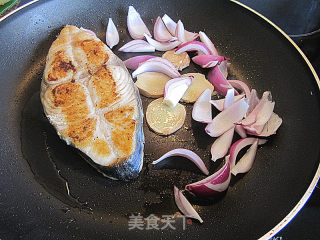 姜葱煎焗马鲛鱼（spanish mackeral）的做法步骤：6