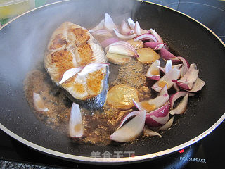 姜葱煎焗马鲛鱼（spanish mackeral）的做法步骤：7