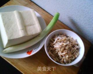 虾皮炖豆腐的做法步骤：1