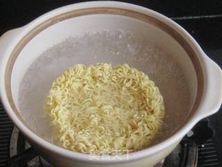 生菜叶鸡蛋煮泡面的做法步骤：2