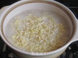 生菜叶鸡蛋煮泡面的做法步骤：3