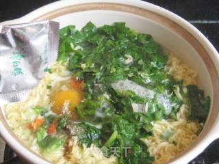 生菜叶鸡蛋煮泡面的做法步骤：6