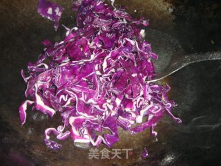 紫甘蓝炒千张的做法步骤：2