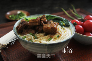家常清汤牛腩面的做法