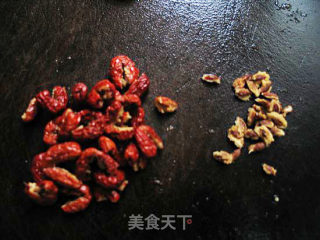 爱美的美眉必选----桂圆红枣水的做法步骤：2