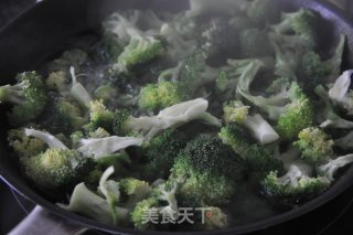 油条菜 – 油条三文鱼&老油条炒西兰花 附如何自制油条的做法步骤：16