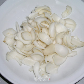 西芹夏果炒百合的做法步骤：1
