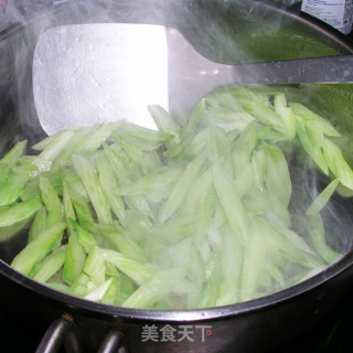 西芹夏果炒百合的做法步骤：4