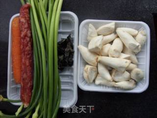 菌菇蒜薹的做法步骤：1