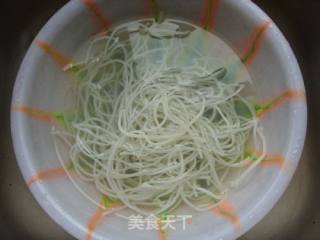 哄小孩的---------------------------------酸甜米线的做法步骤：2