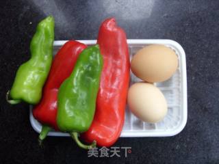 红橙黄绿--------------------双椒鸡蛋的做法步骤：1