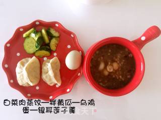 小妞的早餐—蒸饺，乌鸡蛋，拌黄瓜，银耳莲子羹的做法