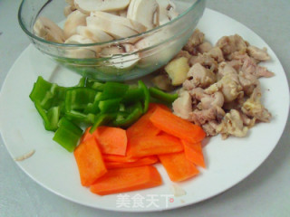 鸡肉炒口菇的做法步骤：2