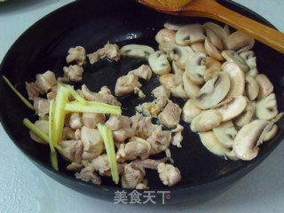 鸡肉炒口菇的做法步骤：3