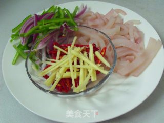 辣椒鱿鱼丝的做法步骤：2