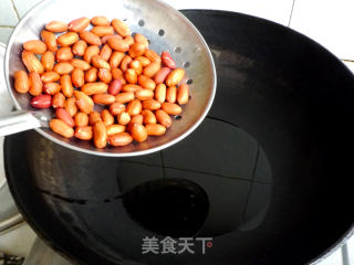 油炸花生米的做法步骤：2