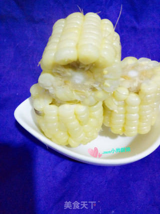 烤玉米~烤蜂蜜黏玉米
烤玉米只需三步，一：刷   二：包  三：烤的做法