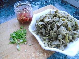 剁椒烧酸扁豆的做法步骤：1